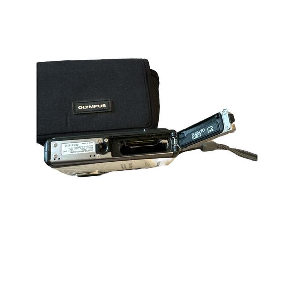 Olympus white style tough 6000 10MP waterproof & shockproof digital camera - Picture 4 of 6